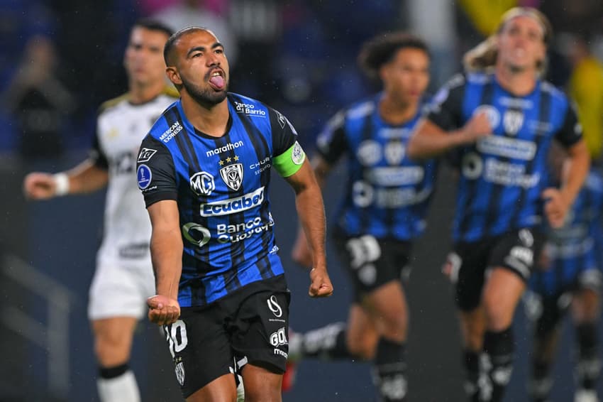 Sornoza abre o placar para o del Valle (Foto: Rodrigo Buendía/AFP)