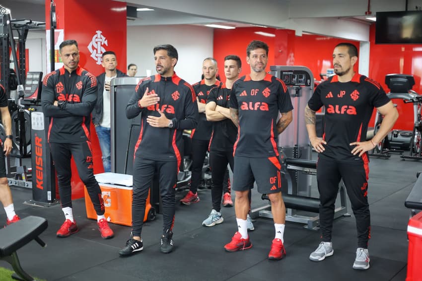 Emiliano Díaz e parte da comissão técnica do Internacional