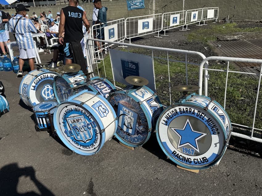 Torcedores do Racing já deixaram tambores separados para jogo contra o Flamengo (Foto: Pedro Werneck / Lance!)