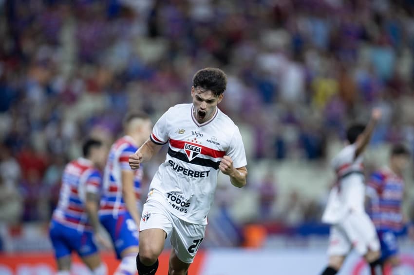 Gonzalo Tapia comemora seu gol no jogo do São Paulo contra o Fortaleza, no Castelão, pelo Brasileirão