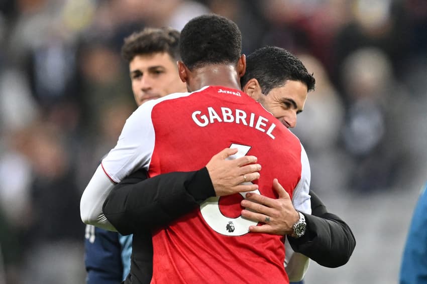 Técnico do Arsenal, Arteta abraça Gabriel Magalhães após vitória sobre o Newcastle, na Premier League