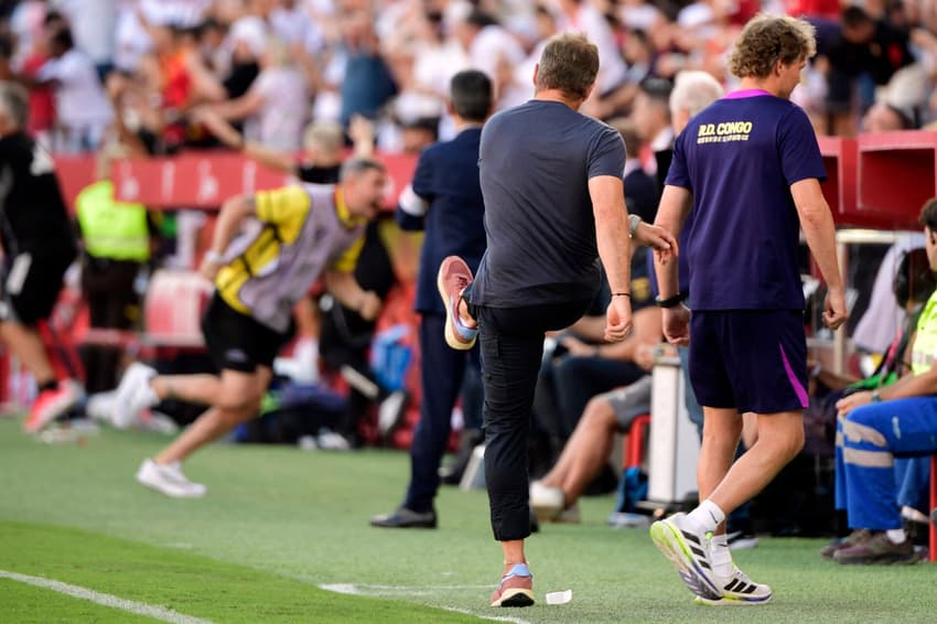 Técnico do Barcelona, Hansi-Flick chuta o ar em derrota do Barcelona para o Sevilla