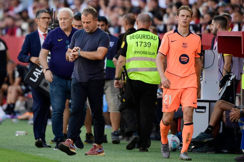 Técnico do Barcelona, Hansi-Flick observa o relógio na partida contra o Sevilla