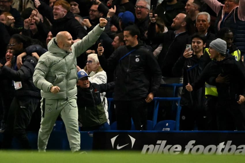 Técnico do Chelsea, Enzo Maresca comemora gol marcado por Estêvão sobre o Liverpool