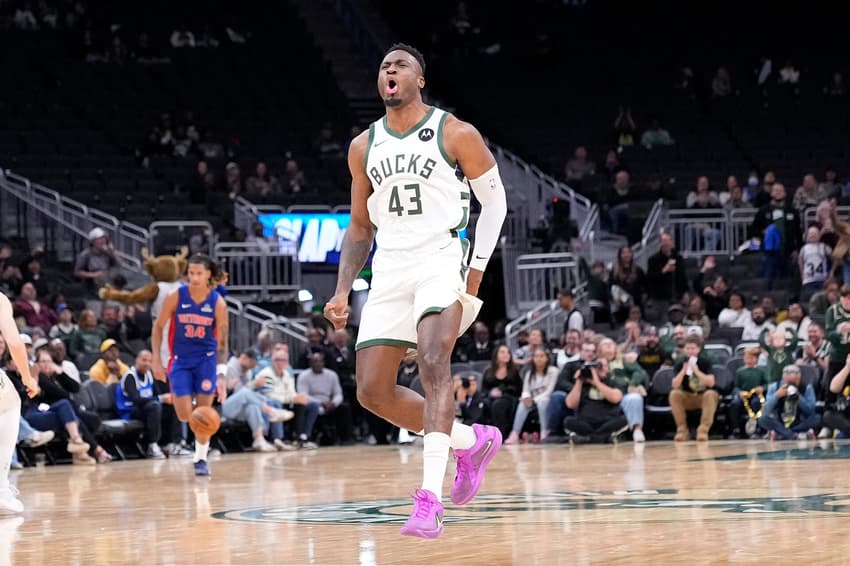 Thanasis Antetokounmpo na partida de Detroit Pistons v Milwaukee Bucks (Foto: John Fisher / GETTY IMAGES NORTH AMERICA / Getty Images via AFP)