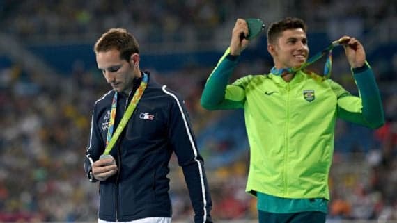 Thiago Braz comemorando o ouro no salto com vara na Rio de 2016, ao lado de Renaud Lavillenie (Foto: Johannes Eisele/AFP)
