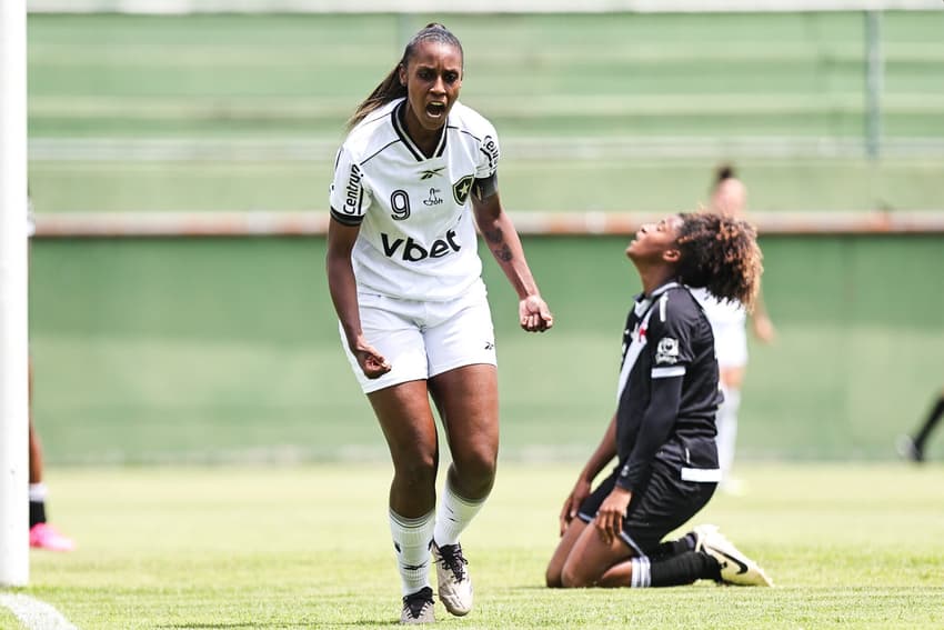 Tipa comemora seu gol pelo Botafogo contra o Vasco no Carioca Feminino (Foto: Arthur Barreto/BFR)