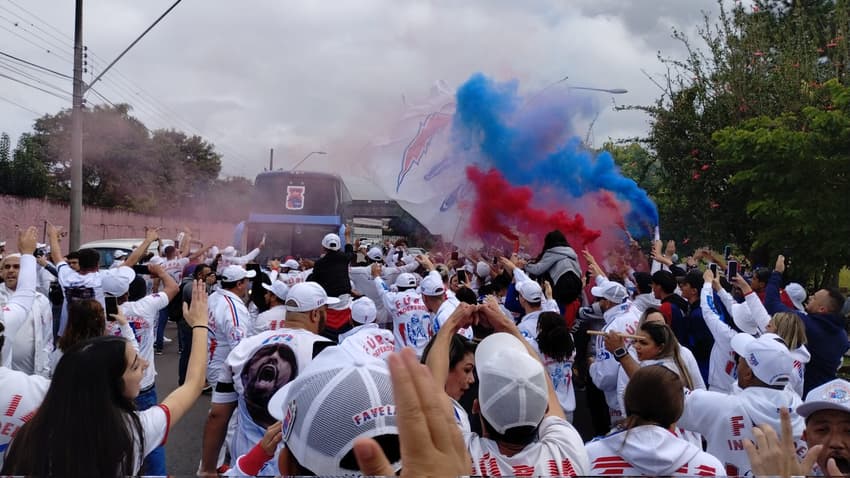 Torcida Paraná Clube Vila Capanema ônibus