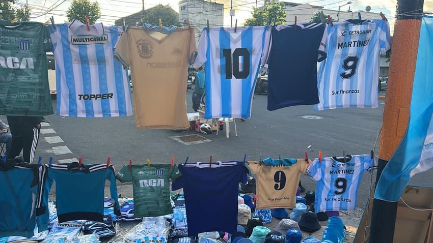 Camisas do Adrián Martínez, do Racing, sendo vendidas no entorno do El Cilindro antes de decisão contra o Flamengo (Foto: Lucas Bayer/Lance!)