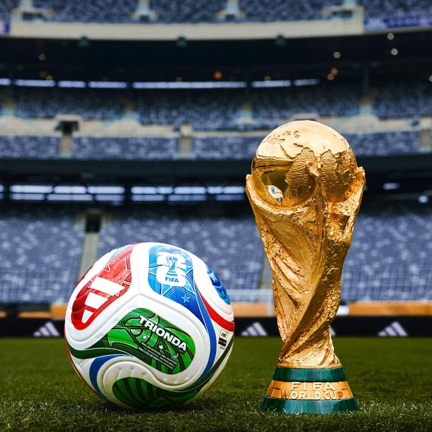Trionda, bola da Copa de 2026 e ao lado, o troféu do torneio (Foto: X/@adidasfootball)