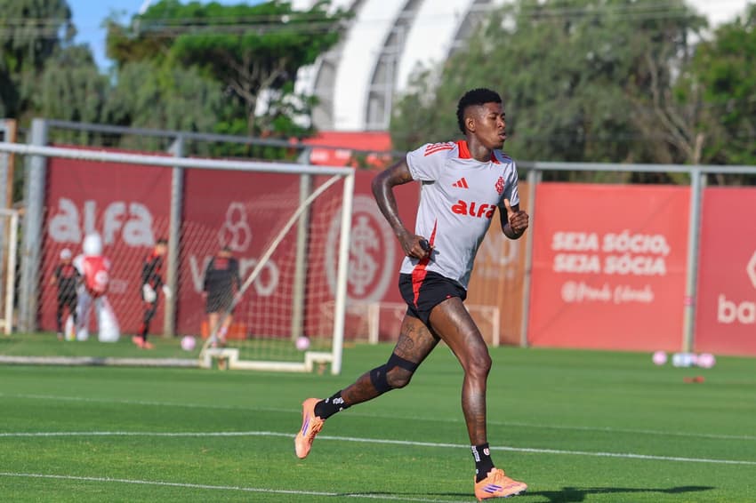 Vitão, zagueiro do Internacional