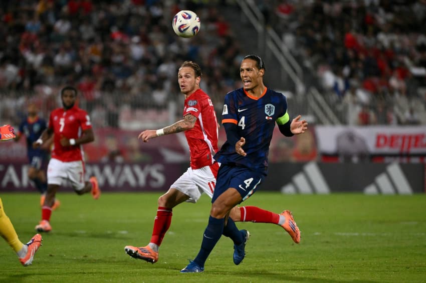 Van Dijk em ação no duelo entre Malta x Holanda (Foto: Alberto Pizzoli/AFP)