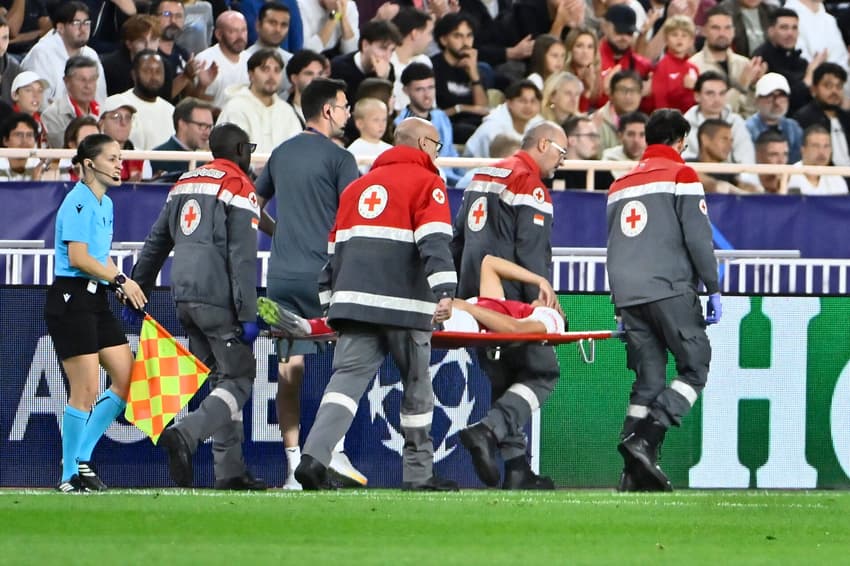 Vanderson deixa jogo entre Monaco e Manchester City de maca após ser convocado por Ancelotti