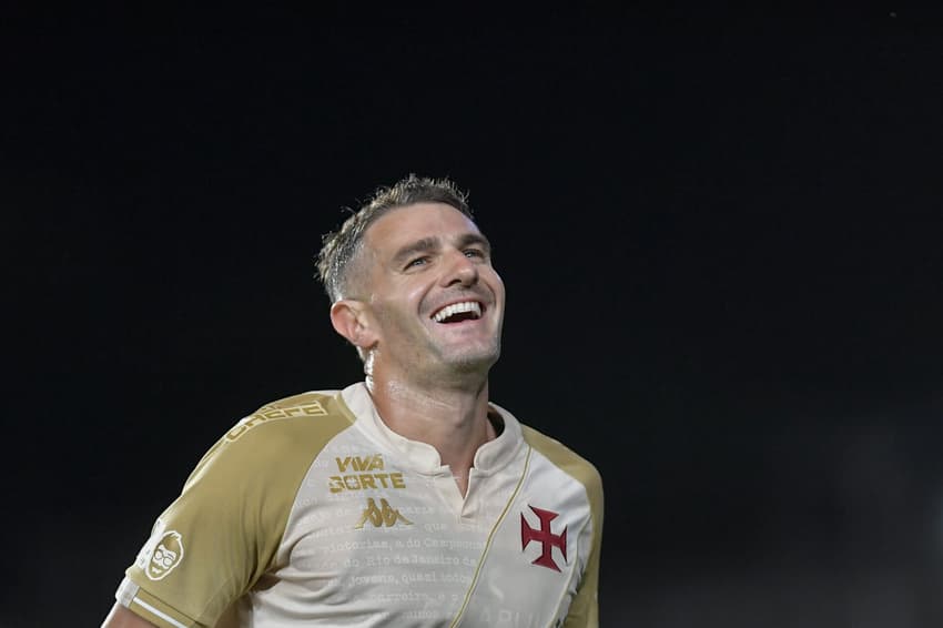 Vegetti sorri durante jogo do Vasco contra o Bahia (Foto: Thiago Ribeiro/AGIF)