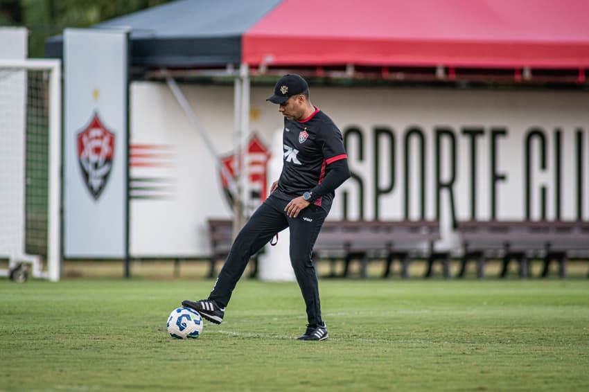 Jair Ventura em treino do Vitória (Foto: Victor Ferreira / EC Vitória)