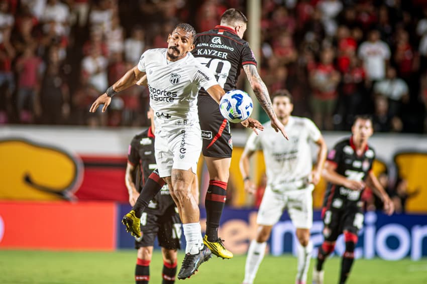 Kayzer e Fernando Sobral em ação no Barradão (Foto: Victor Ferreira / EC Vitória)