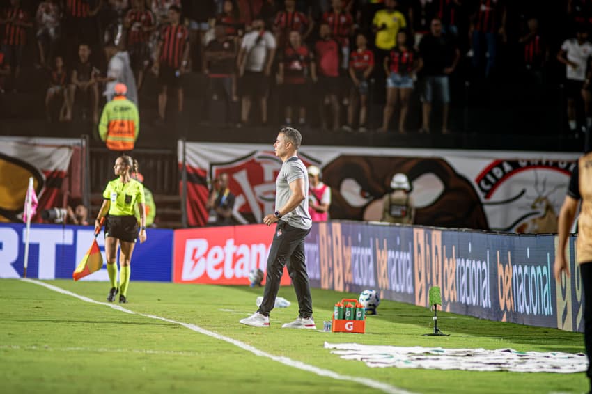 Jair Ventura no comando do Vitória contra o Ceará (Foto: Victor Ferreira / Ec Vitória)