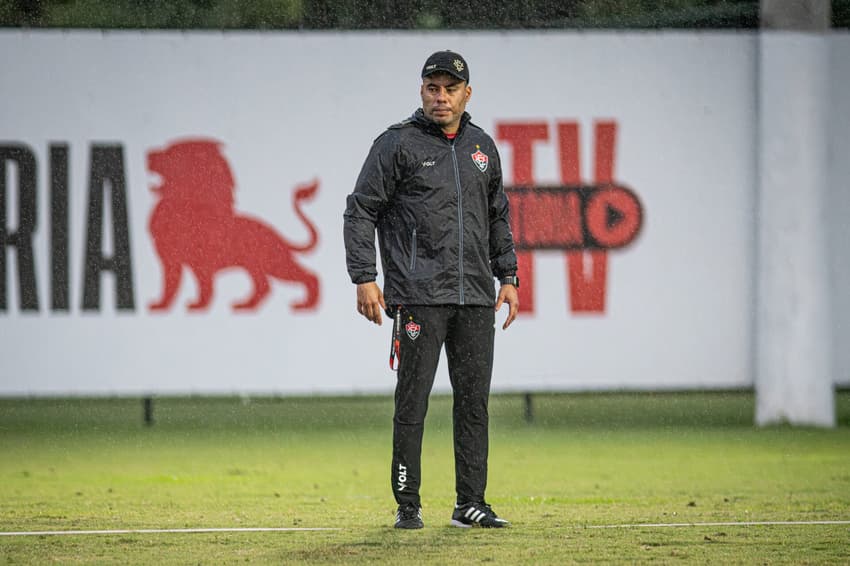 Jair Ventura comanda treino do Vitória na Toca do Leão (Foto: Victor Ferreira / EC Vitória)