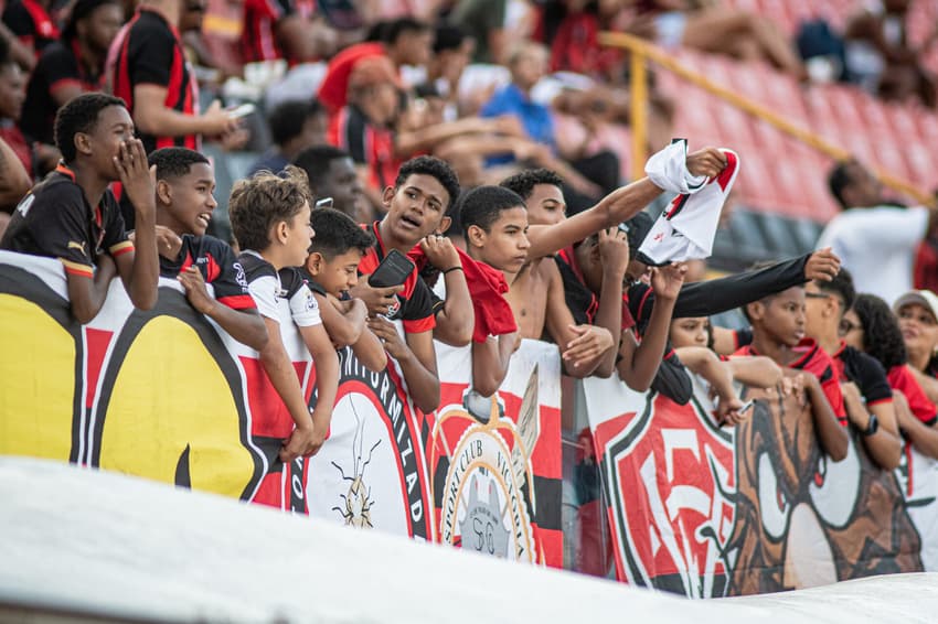 Torcedores do Vitória no Barradão durante treino aberto (Foto: Victor Ferreira / EC Vitória)
