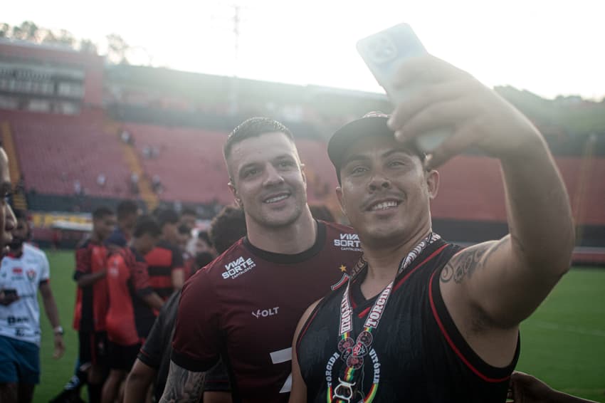 Torcedor do Vitória tira foto com Renato Kayzer (Foto: Victor Ferreira / EC Vitória)