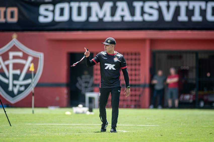 Jair Ventura comanda treino do Vitória no Barradão (Foto: Victor Ferreira / EC Vitória)