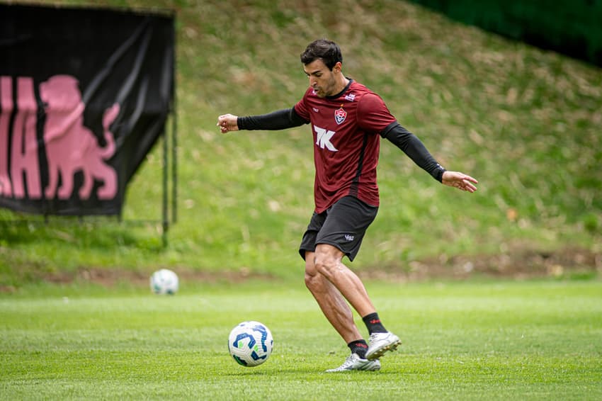 Raúl Cáceres em treino do Vitória (Foto: Victor Ferreira / EC Vitória)
