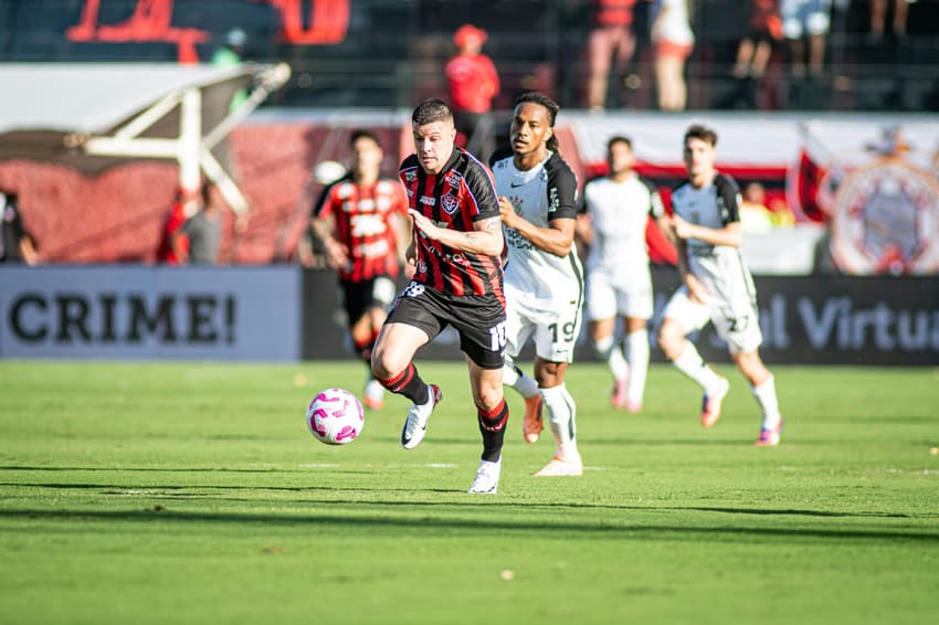 Renato Kayzer em ação contra o Corinthians (Foto: Victor Ferreira / EC Vitória)