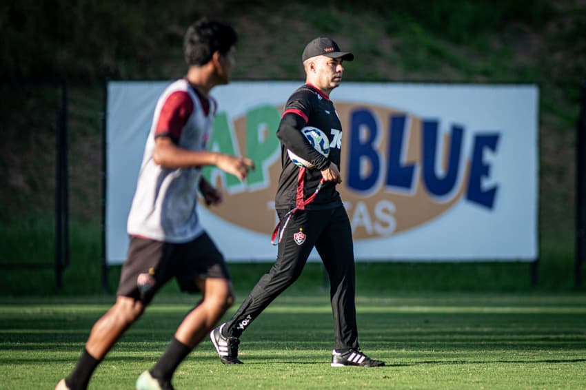 Jair Ventura comanda treino do Vitória (Foto: Victor Ferreira / EC Vitória)