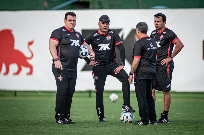 Jair Ventura e comissão técnica durante treino do Vitória (Foto: Victor Ferreira / EC Vitória)