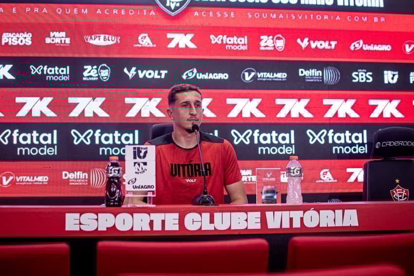 Thiago Couto em entrevista coletiva pelo Vitória (Foto: Victor Ferreira / EC Vitória)