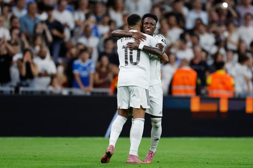Vini Jr abraça Mbappé em comemoração de gol do Real Madrid contra o Villarreal