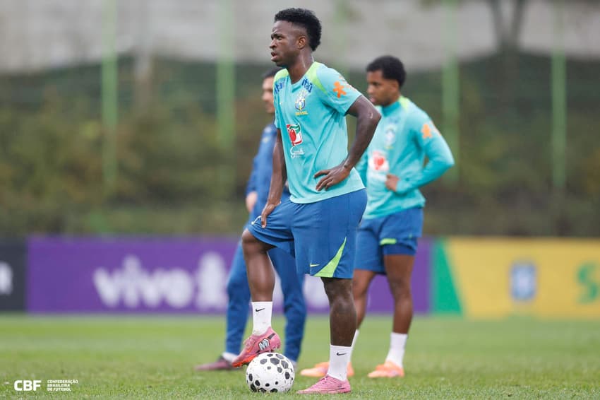 Vini Jr durante atitividade com bola no treino da Seleção (Foto: @rafaelribeirorio / CBF)