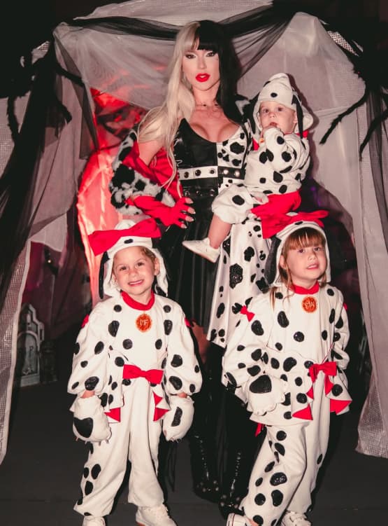 Virgínia e filhos em festa de Halloween na Espanha (Foto: Reprodução)