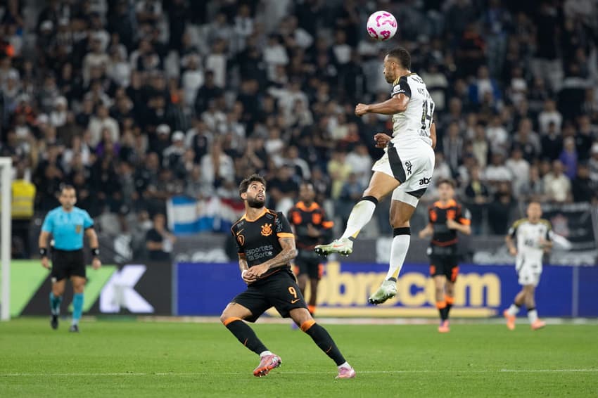Vitor Hugo em disputa aérea contra o Corinthians) (Foto: Joisel Amaral/AGIF)