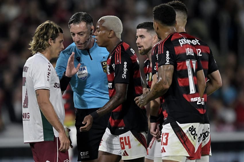 Wallace Yan discute com jogadores do Fluminense em jogo que foi titular (Foto: Alexandre Loureiro/AGIF)