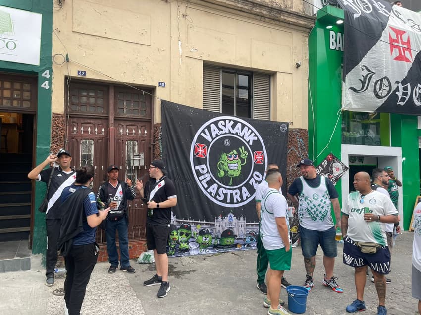 Torcedores de Vasco e Palmeiras confraternizam antes de partida