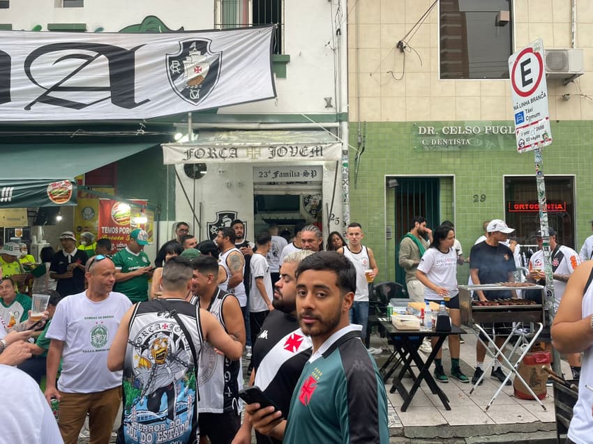 Torcedores de Vasco e Palmeiras confraternizam antes de partida