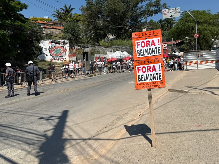 Diretoria foi alvo de protestos no final de setembro (Foto: Izabella Giannola/ Lance!)
