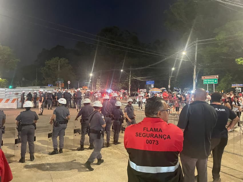 Policiamento reforçado no Morumbi durante protesto da torcida do São Paulo.