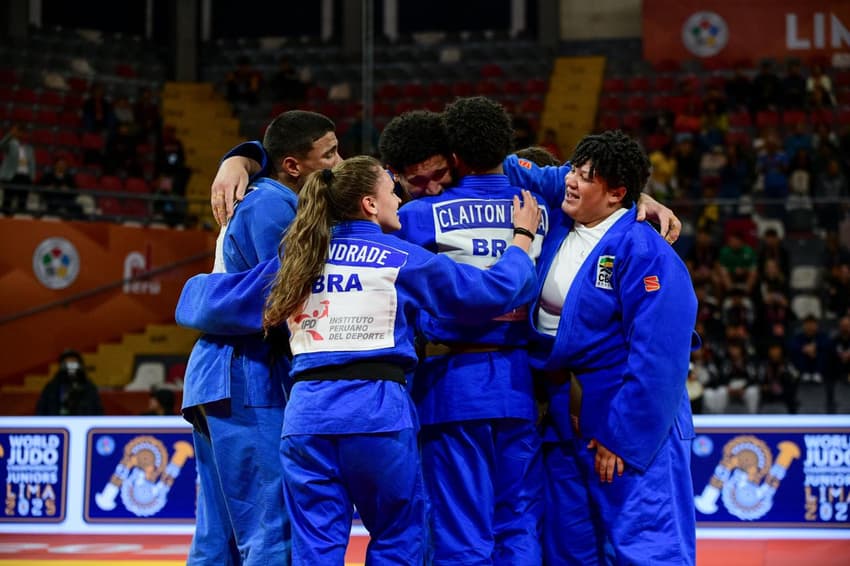 Judocas brasileiros venceram o Uzbequistão por 4 a 3 e conquistaram o bronze na disputa de equipes mistas (Foto: Anderson Neves/ CBJ)