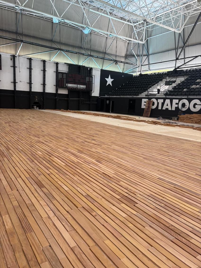 Ginásio do Botafogo em obras para instalação do novo piso (Foto: Reprodução)