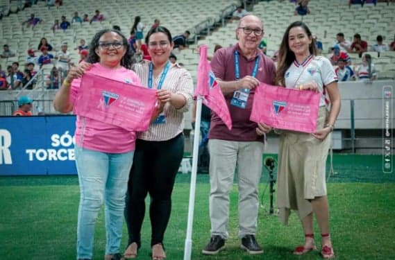 Fortaleza homenageia funcionárias que venceram o câncer de mama