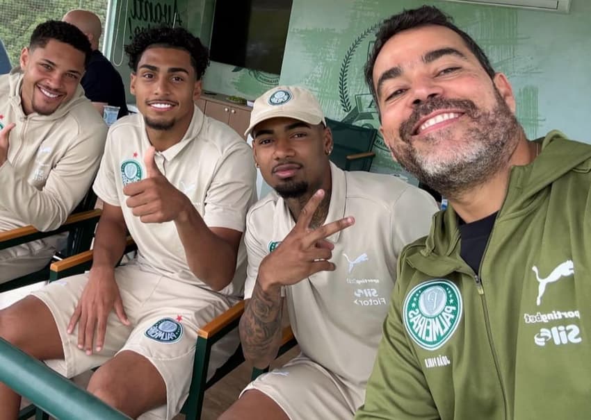 JP Sampaio ao lado de Vitor Roque e outros atletas do Palmeiras