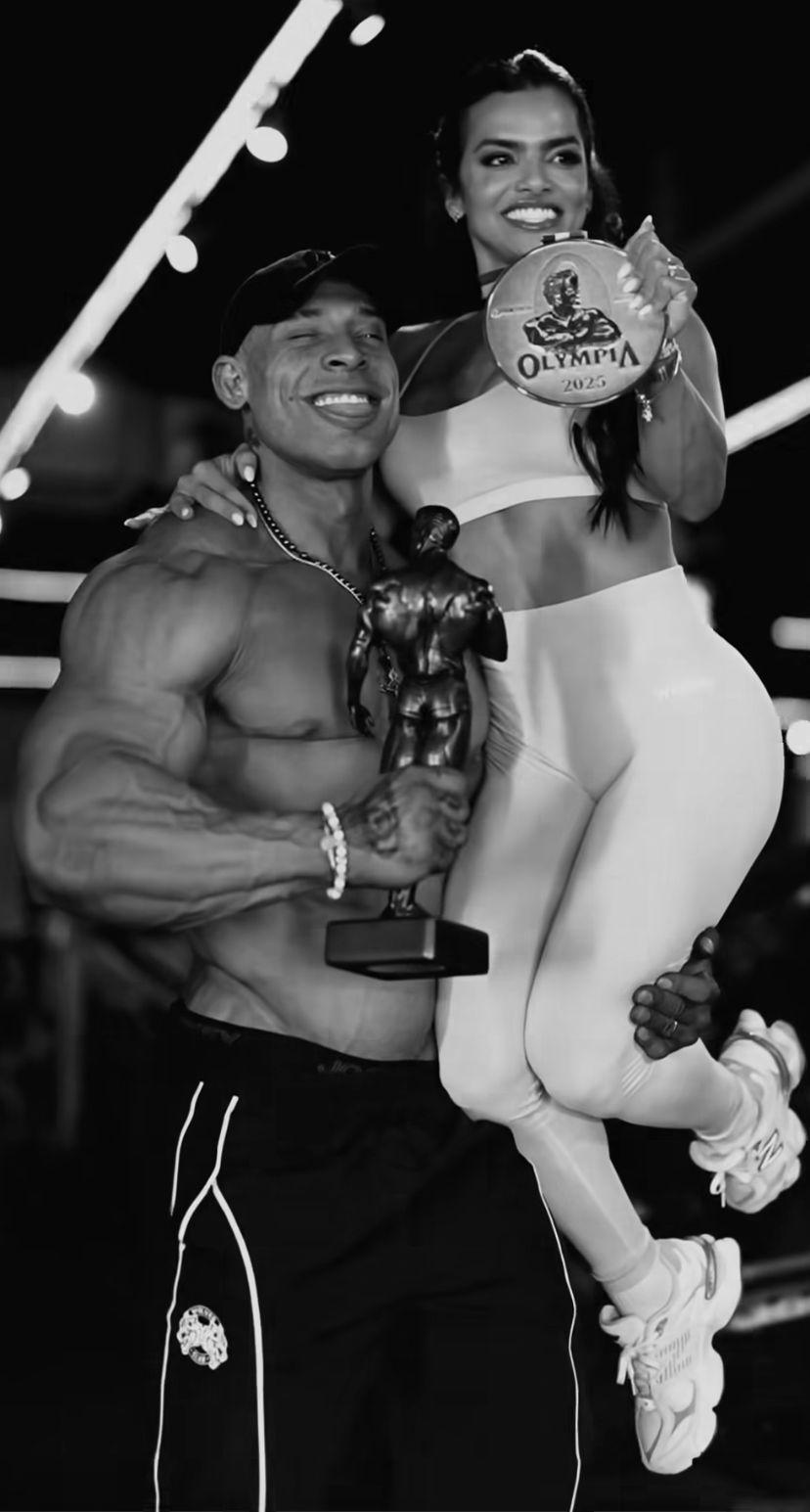Ramon Dino e sua esposa, Vitória Viana, com a medalha do Mr. Olympia 2025 (Foto: Reprodução/Instagram)