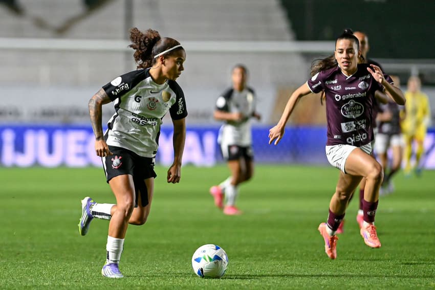 Gisela Robledo, do Corinthians, e Fátima Dutra, da Ferroviária. (Foto: Staff Images Woman/CONMEBOL)