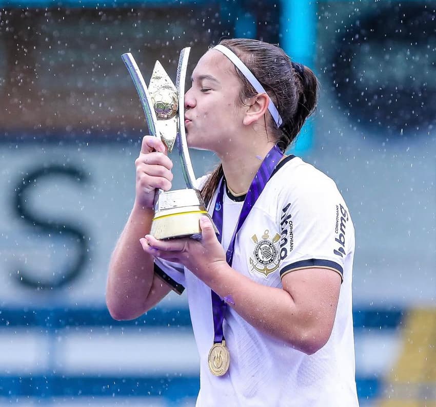 Pepê foi campeã do Brasileirão Feminino Sub-17 pelo Corinthians. (Foto: reprodução/redes sociais)