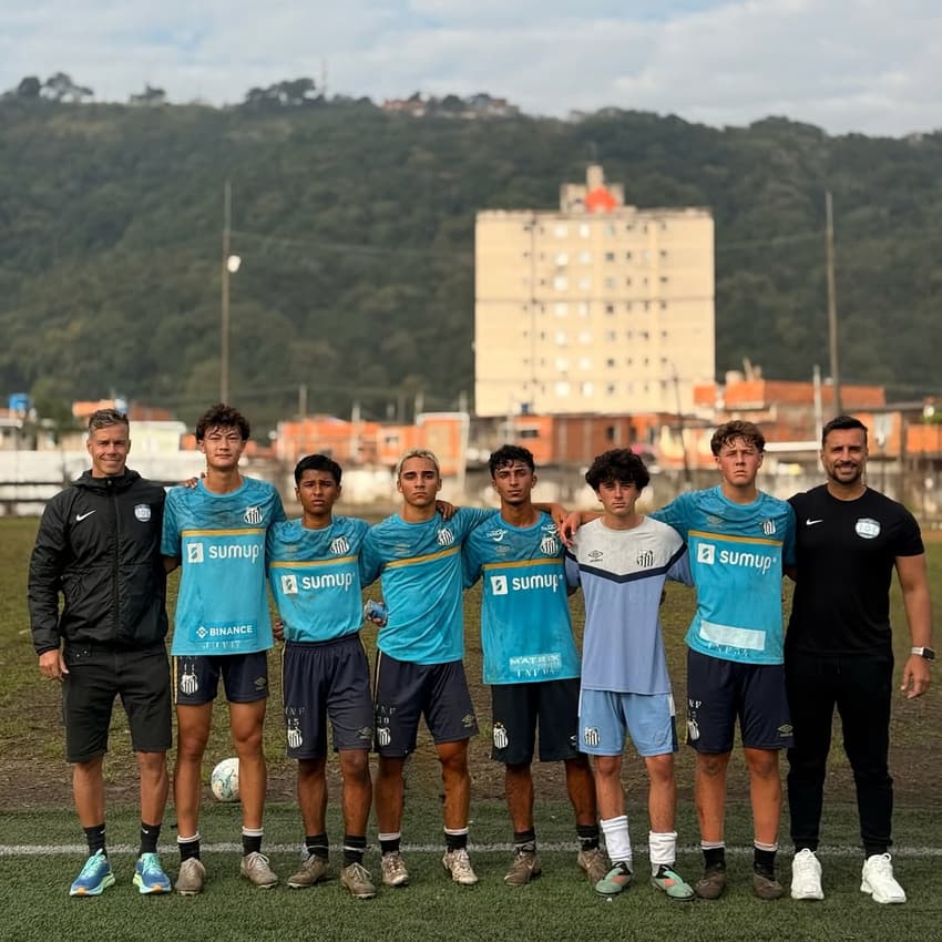 Atletas do projeto Culture FC Sports em treino no Santos (Foto: Reprodução/Instagram)