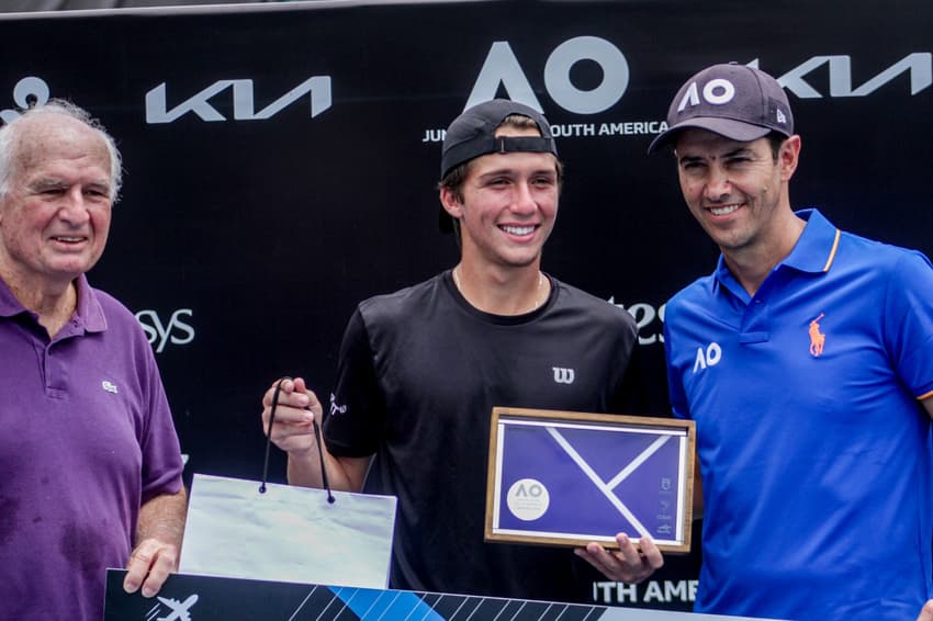 Thomaz Koch (e) e André Sá durante premiação na Rio Tennis Academy (Divulgação)