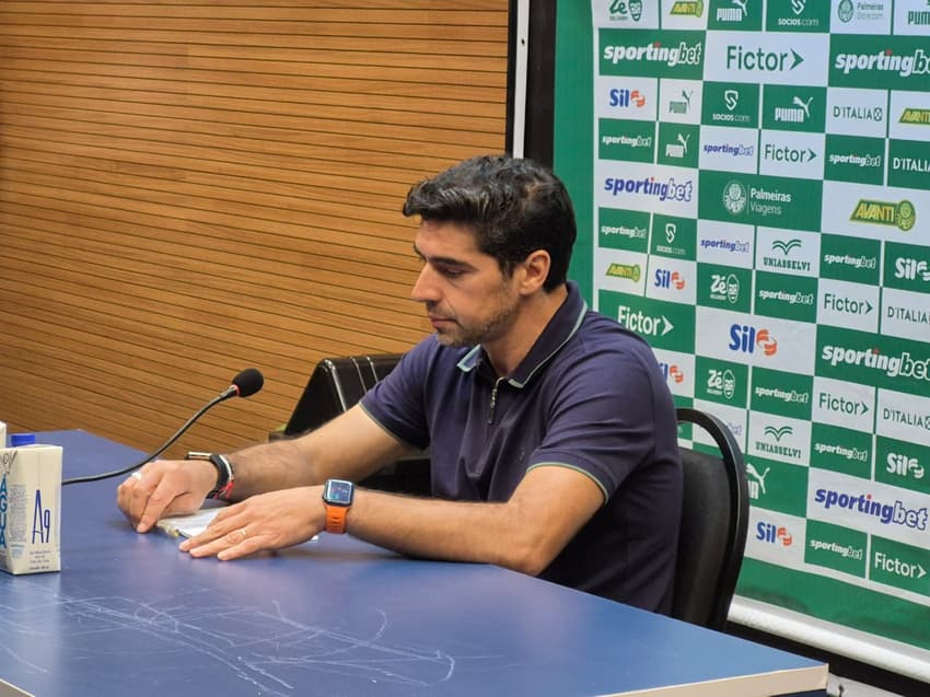 Abel Ferreira, técnico do Palmeiras, durante entrevista coletiva (Foto: Leonardo Bessa/Lance!)