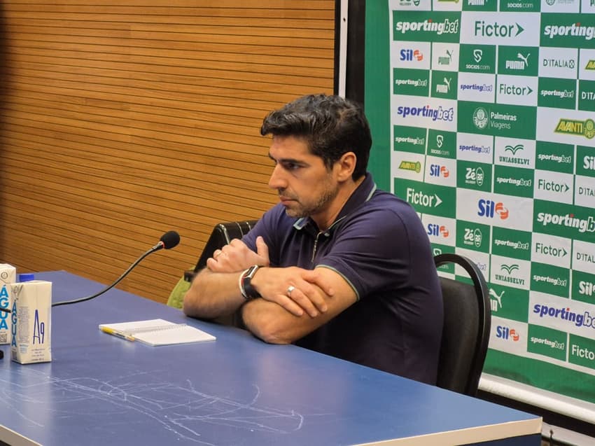 Abel Ferreira em entrevista coletiva após Flamengo 3 x 2 Palmeiras (Foto: Leonardo Bessa)